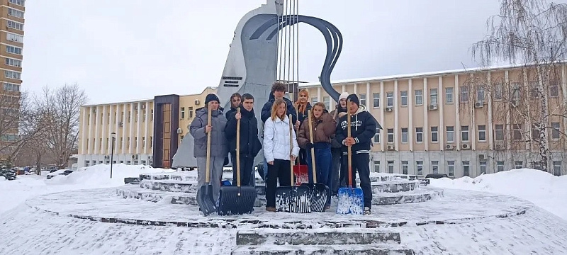 Школьники помогают очистить город от снега