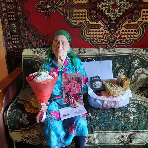 Ветеран Великой Отечественной войны, труженица тыла принимает поздравления