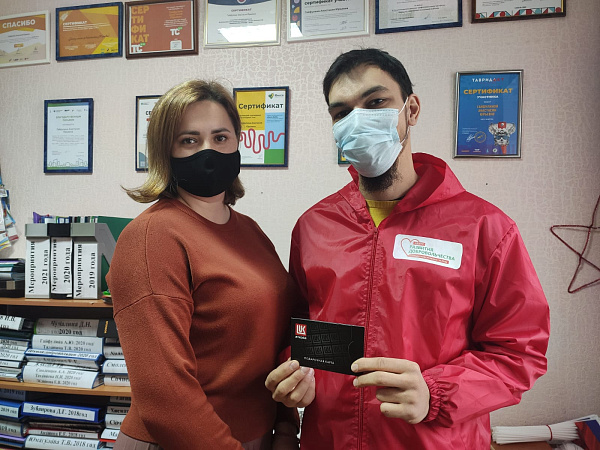 Альфия Когогина вручила топливные карты челнинским волонтерам