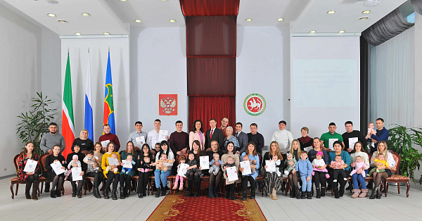 Яр Чаллыда ана капиталын тапшырдылар