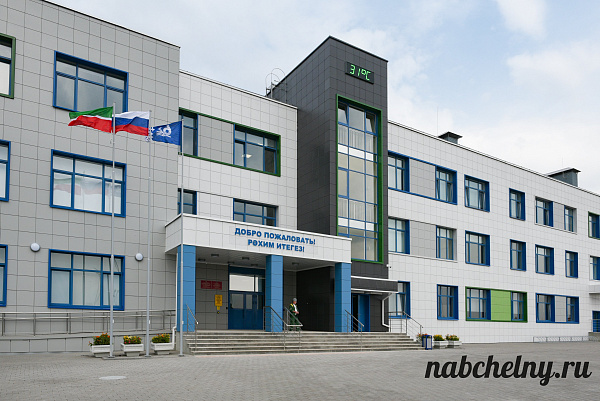 Шәһәрдәге иң зур мәктәп. Ул нинди?