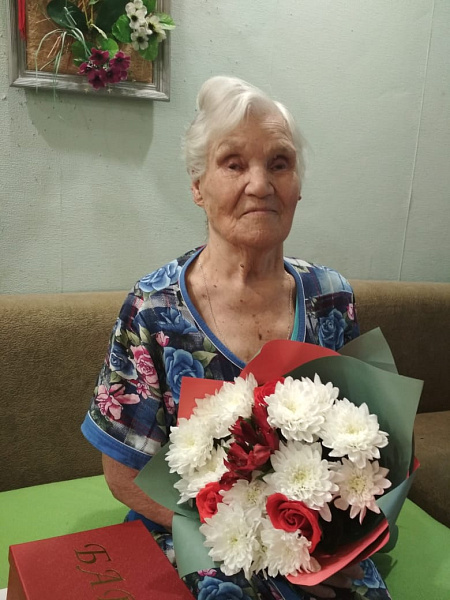 Ветеран принимает поздравления в честь 95-летнего юбилея