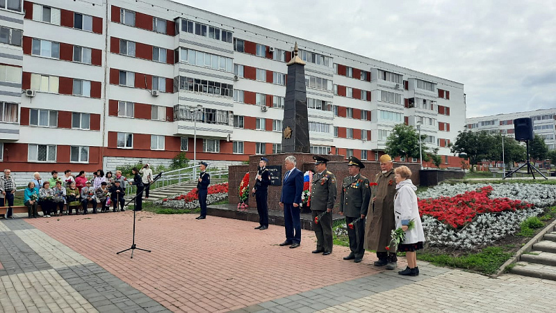 Челнинцы возложили цветы к обелиску Славы