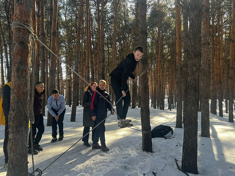 Подростки проходят полосу препятствий
