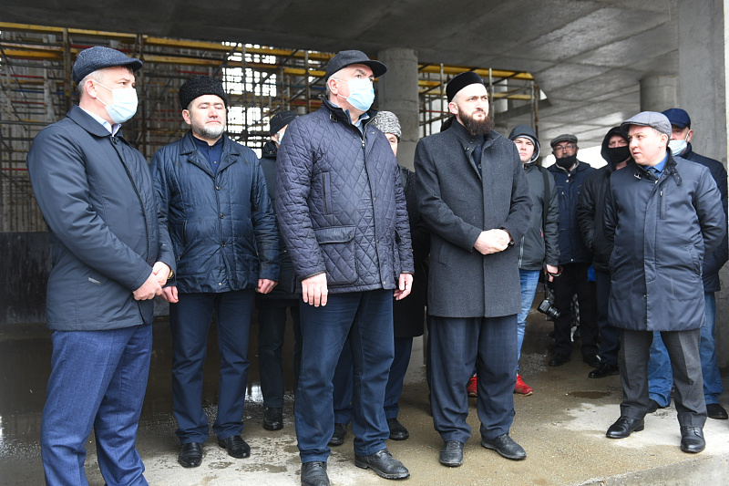 Муфтий Татарстана осмотрел строящуюся в Набережных Челнах мечеть «Джамиг»
