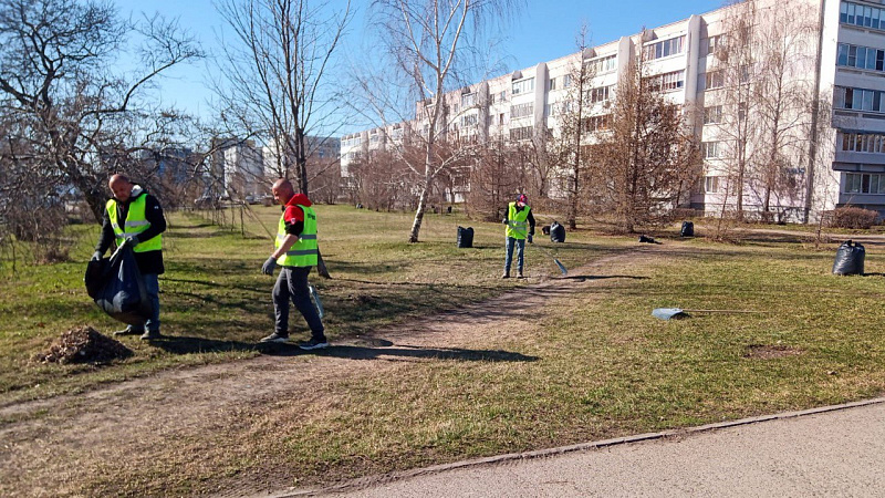 Челнинцы продолжают участвовать в субботниках