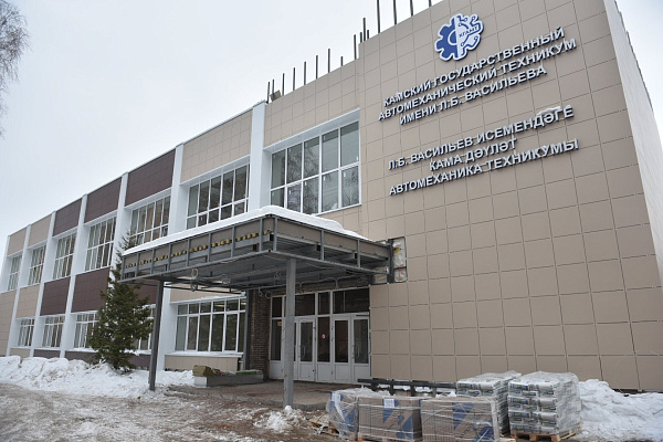 Наиль Магдеев ознакомился с ходом капремонта автотехникума