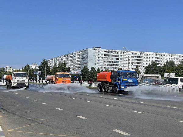 В Набережных Челнах усилили полив дорог из-за жары