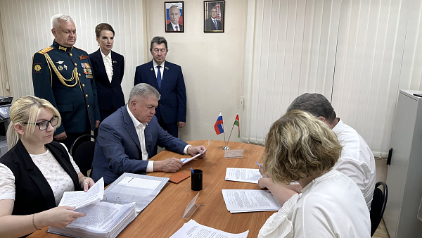 Наиль Магдеев подал документы кандидатов партии "Единая Россия" в избирательную комиссию