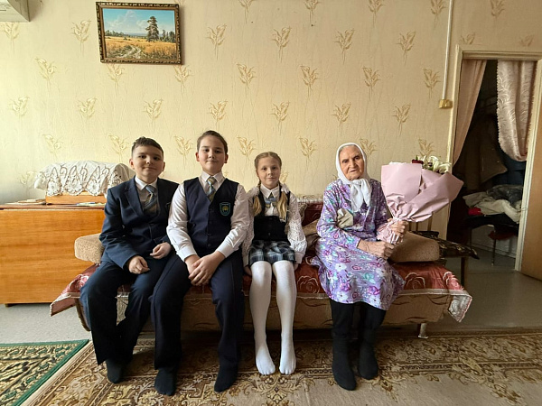 Участники челнинского Тимуровского отряда навестили ветерана ВОВ