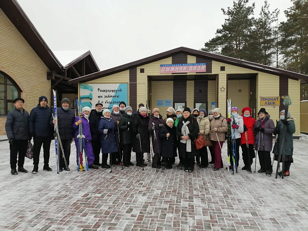 Прогулка в зимнем парке: лыжи и скандинавская ходьба