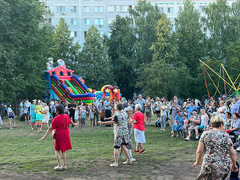В Челнах проходят праздники во дворе