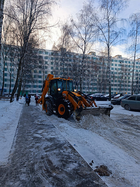 За выходные из автограда на снегохранилище спецтехникой было сделано 803 рейса