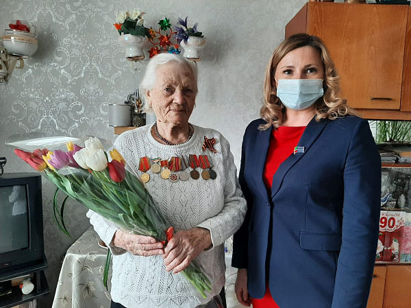 Ветераны Великой Отечественной войны получают поздравления с наступающим Международным женским днем