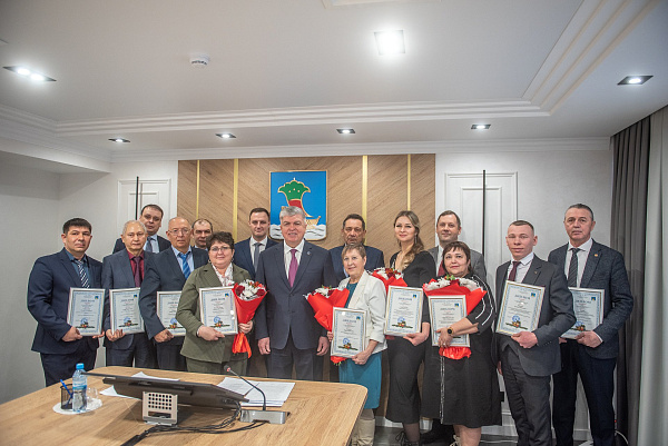 Мэр города наградил победителей конкурса на лучшее новогоднее оформление
