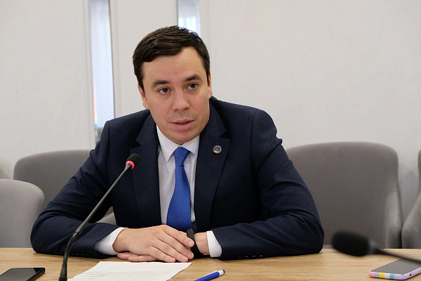 В Набережных Челнах приступили к заливке катков