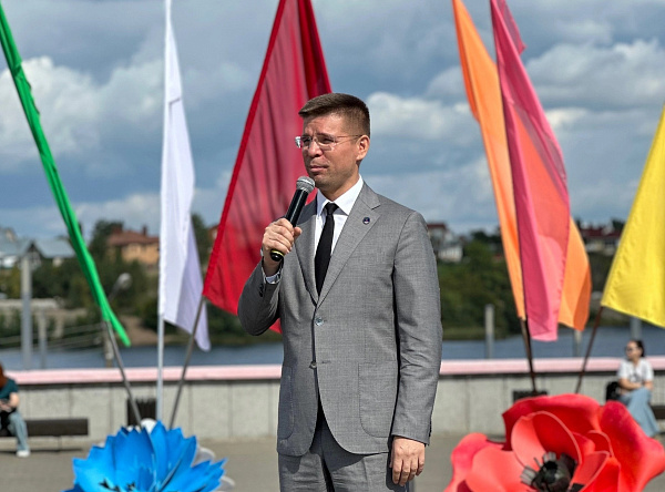 Праздничная программа ко Дню города развернулась на набережной Габдуллы Тукая