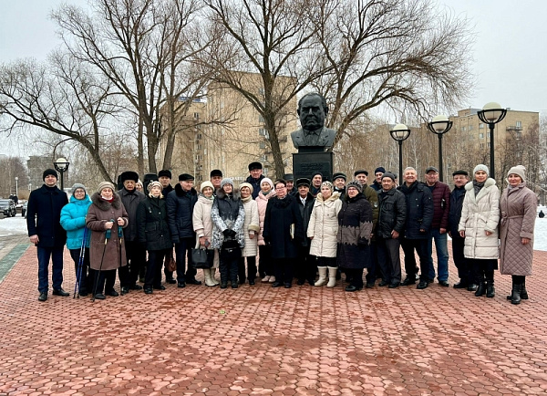Чаллылылар Евгений Батенчук һәйкәленә чәчәкләр салдылар