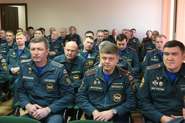Наиль Магдеев наградил сотрудников МЧС