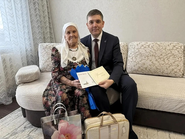 В Центральном районе со 100-летним юбилеем поздравили ветерана