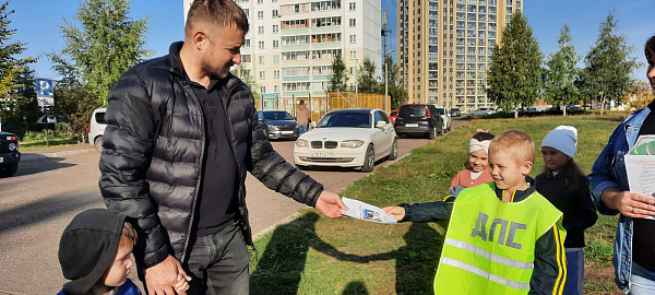 Балалар руль артында утыручы олыларны юл йөрү кагыйдәләренә өйрәтәләр